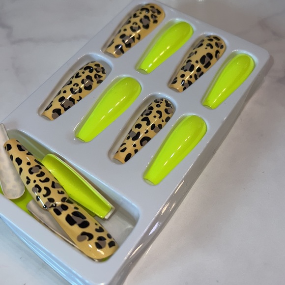 Neon Leopard DIY Fake Nails - Picture 2 of 3